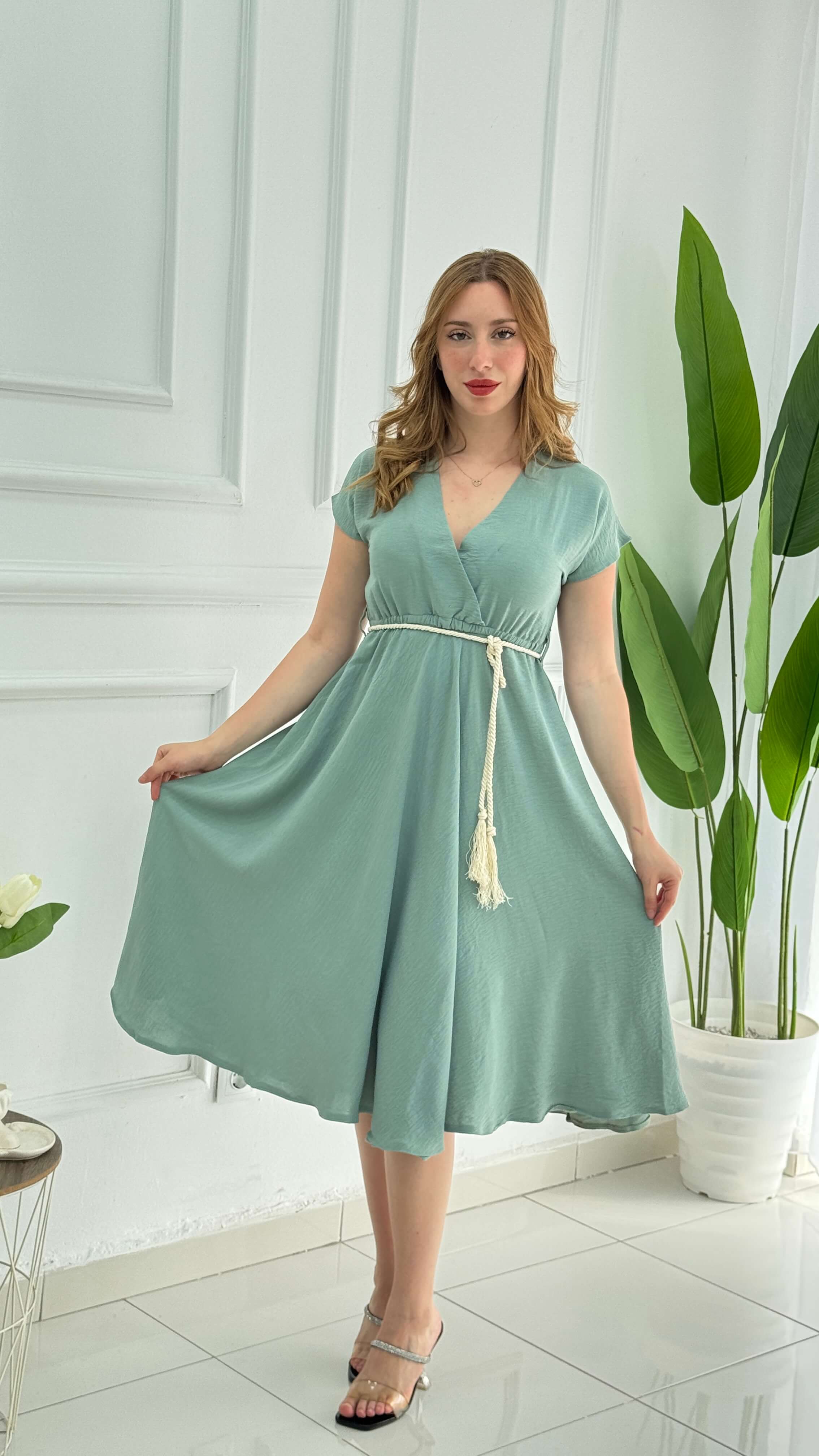 Robe cache-cœur mi-longue en tissu froissé - صورة 3