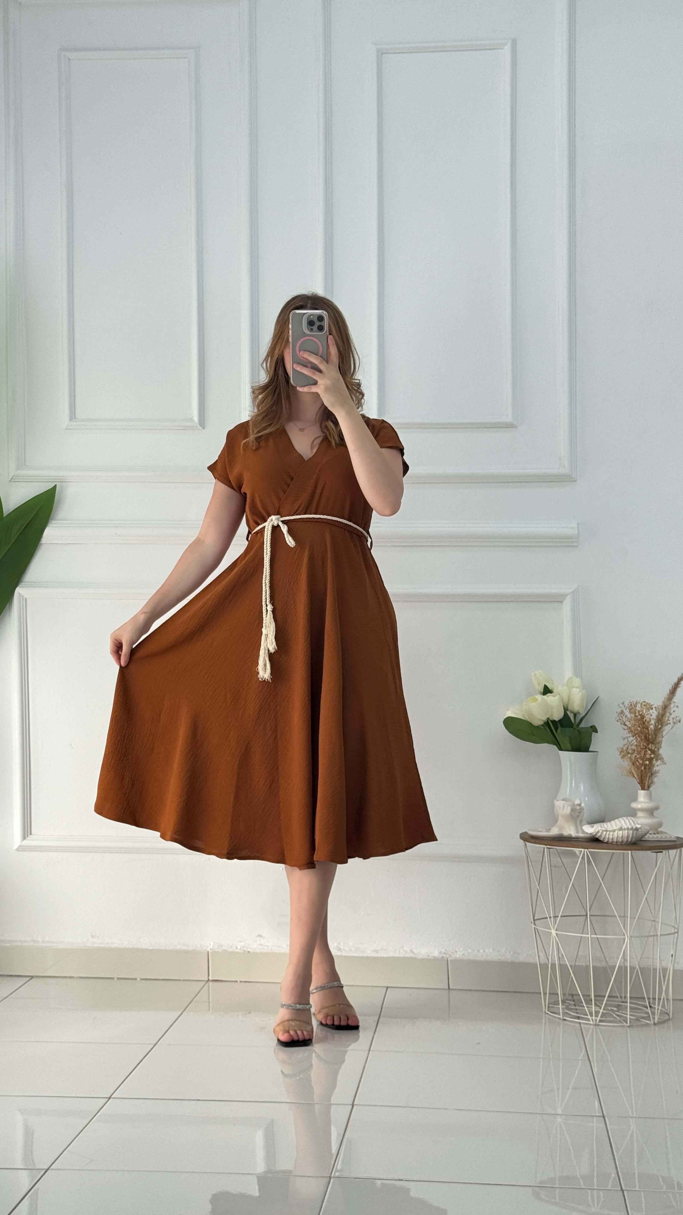 Robe cache-cœur mi-longue en tissu froissé - صورة 2